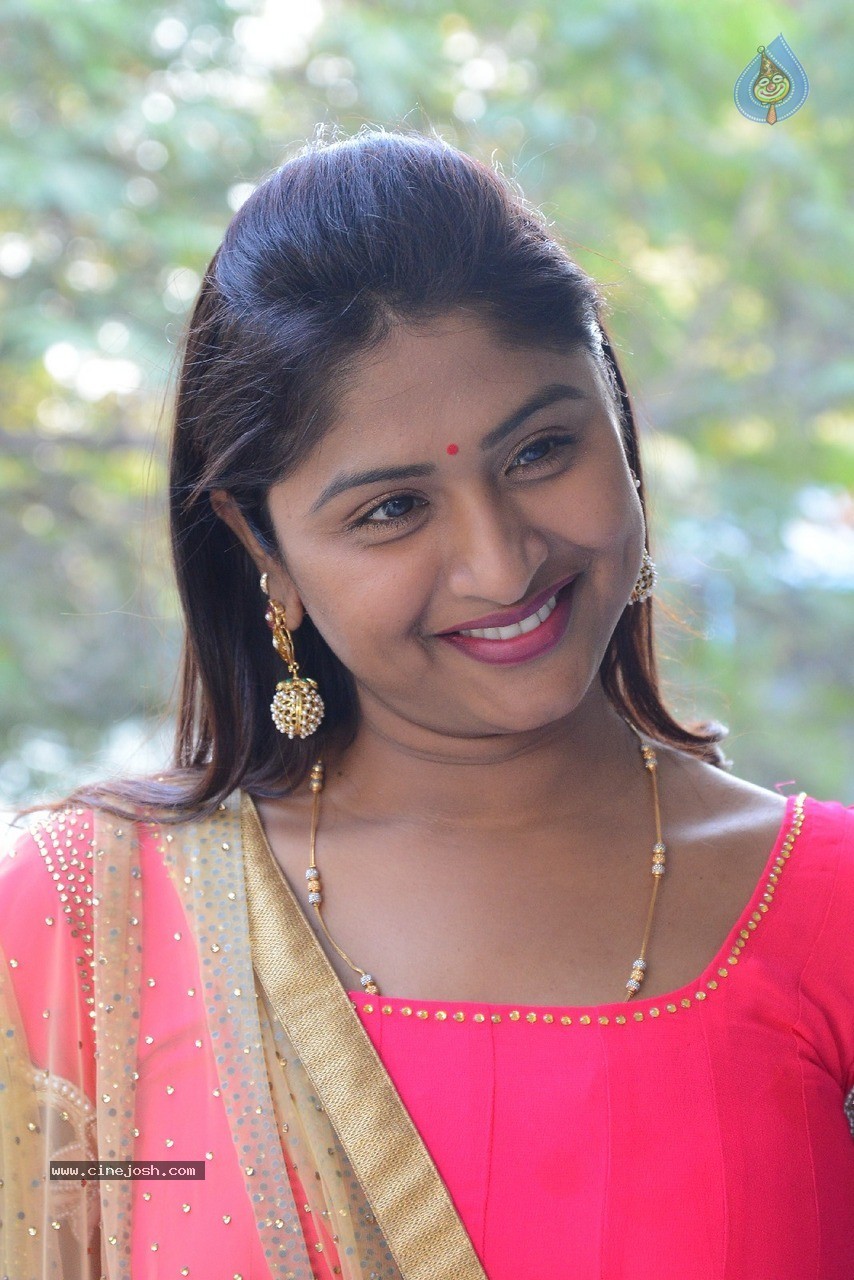 Praveena New Stills - 27 / 41 photos