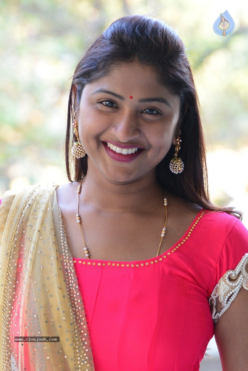 Praveena New Stills - 29 / 41 photos