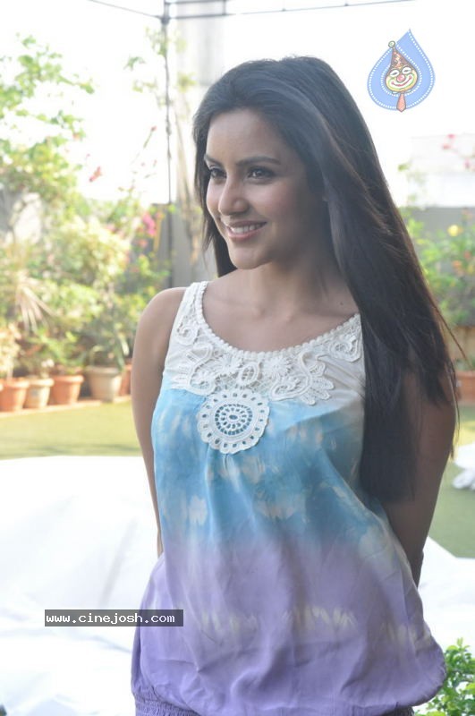 Priya Anand Stills - 72 / 103 photos