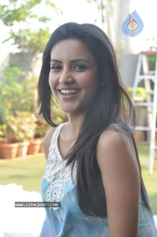 Priya Anand Stills - 74 / 103 photos