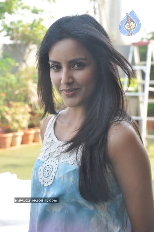 Priya Anand Stills - 91 / 103 photos