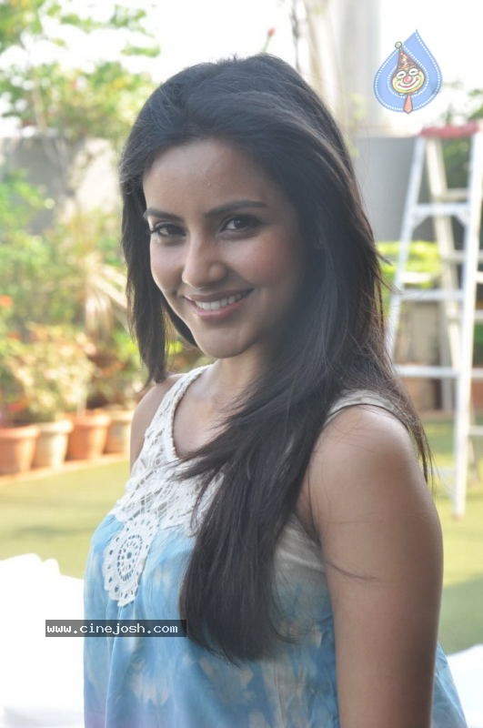 Priya Anand Stills - 99 / 103 photos