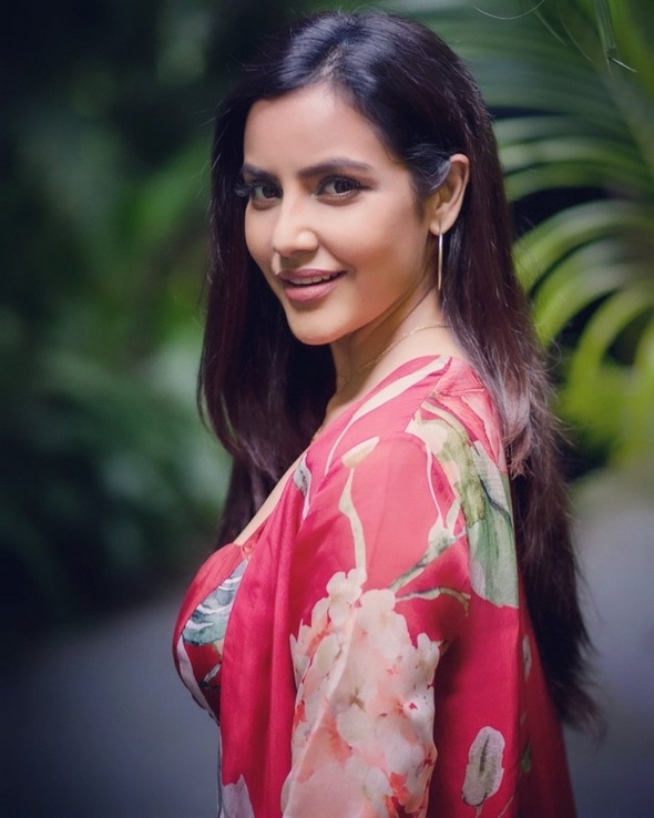 Priya Anand Photos - 6 / 6 photos