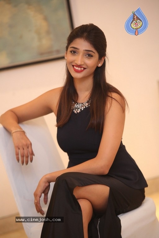 Priya Vadlamani Stills - 5 / 18 photos