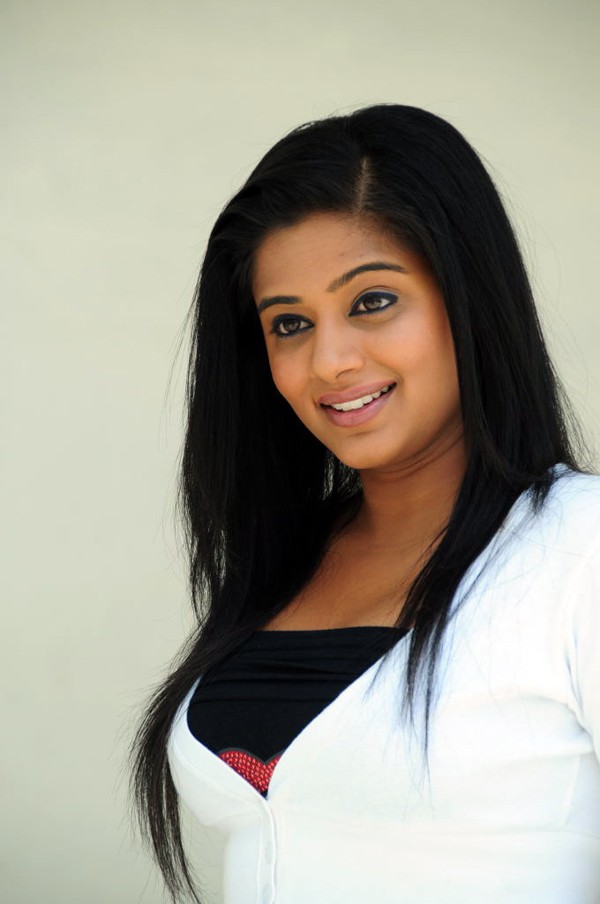 Priyamani - 99 / 154 photos