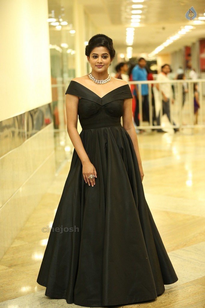 Priyamani Latest Pics - 17 / 40 photos