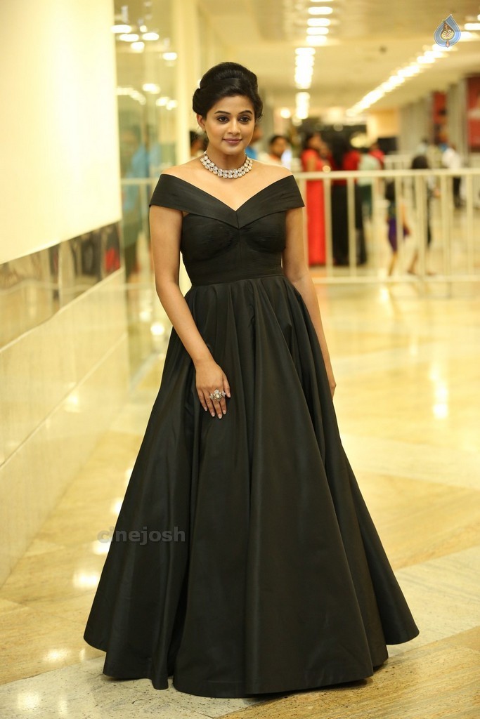 Priyamani Latest Pics - 25 / 40 photos