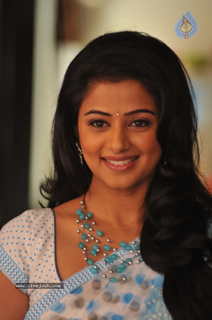 Priyamani New Pics - 15 / 16 photos