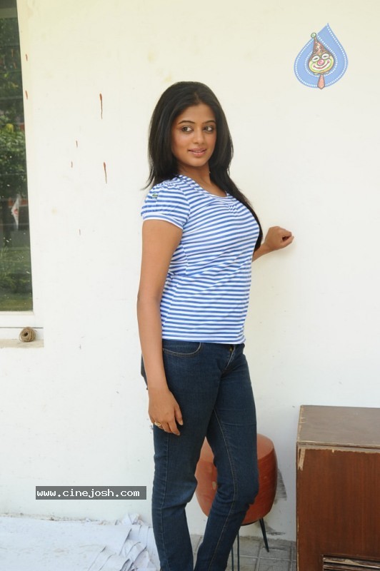 Priyamani Photo Gallery - 46 / 68 photos