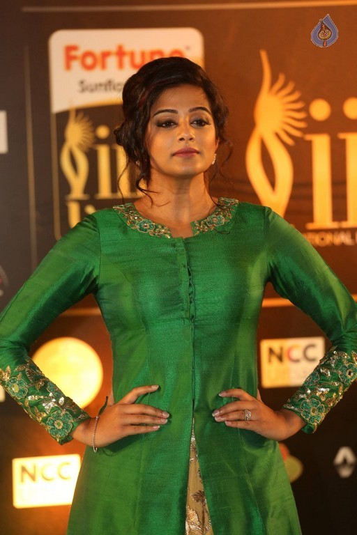 Priyamani Pics - 23 / 31 photos