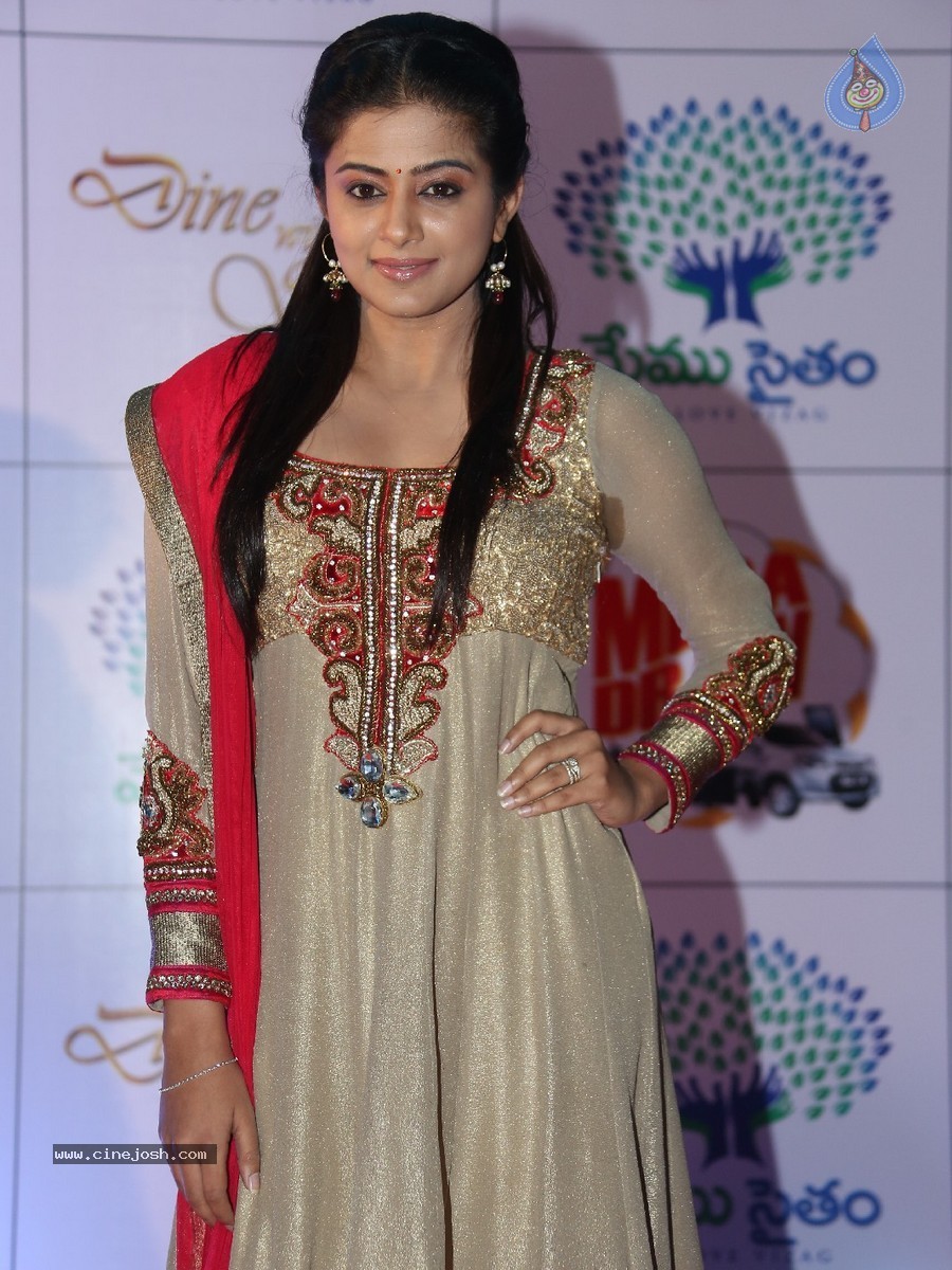 Priyamani Pics - 35 / 61 photos