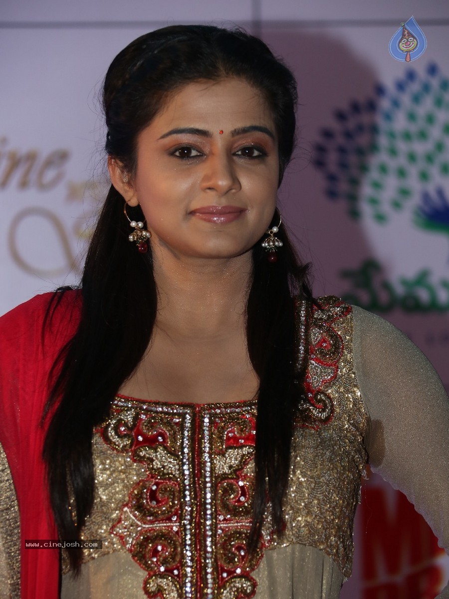 Priyamani Pics - 38 / 61 photos