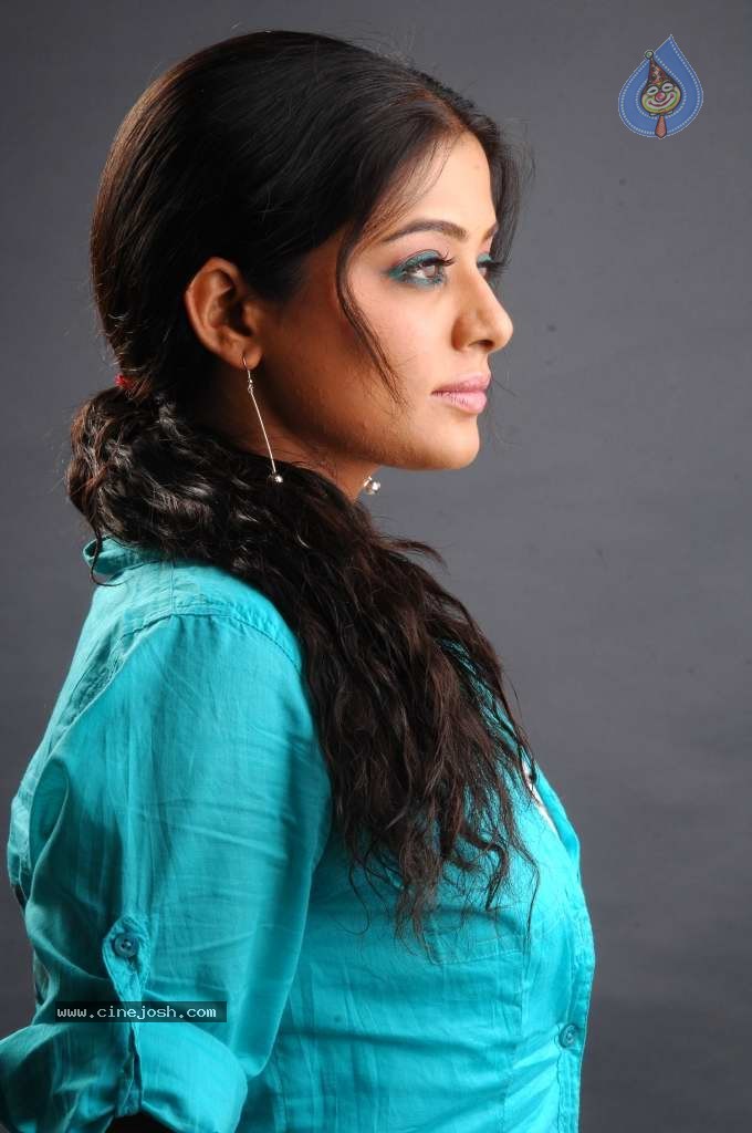 Priyamani Stills - 32 / 54 photos