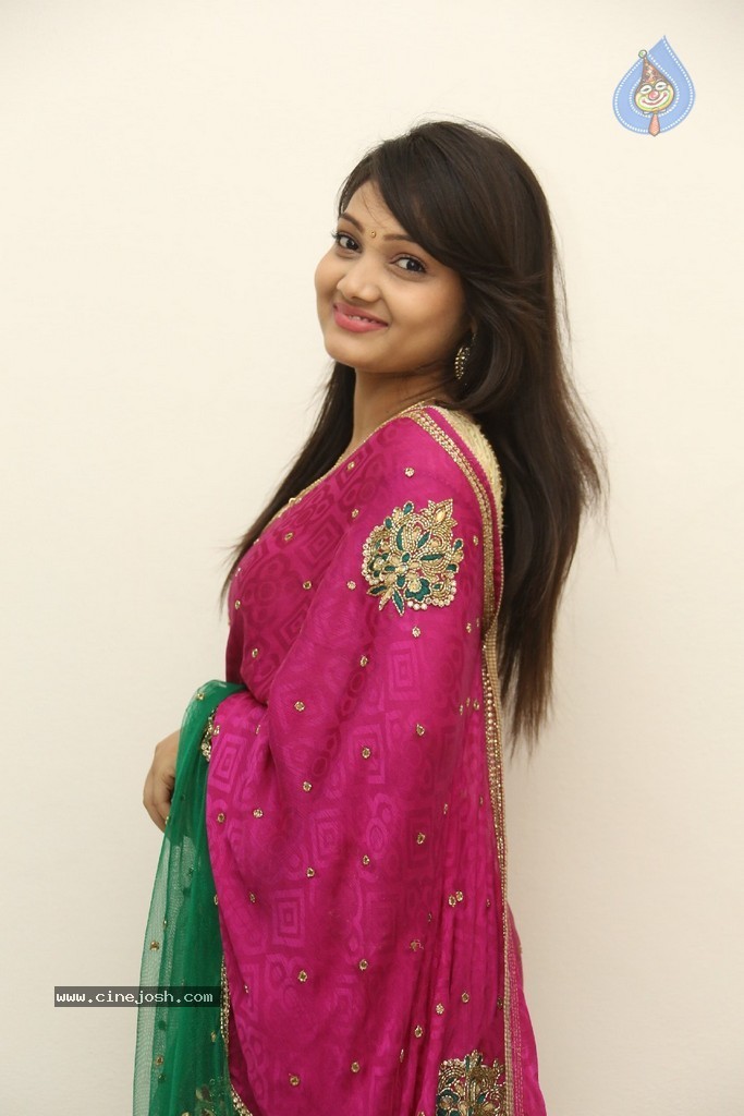 Priyanka Cute Stills - 100 / 152 photos