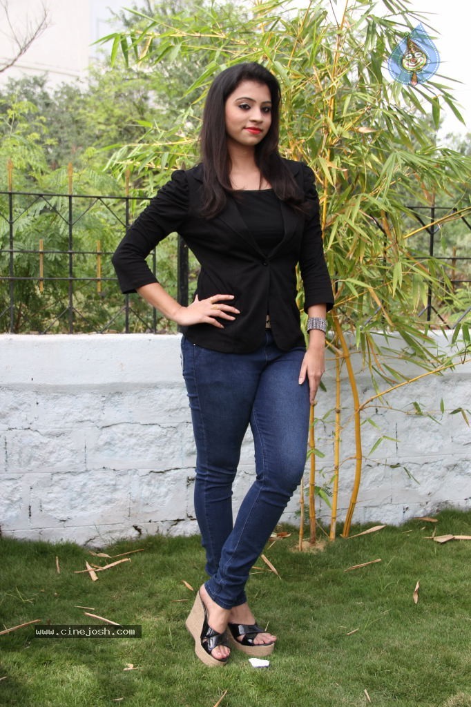 Priyanka New Stills - 2 / 64 photos