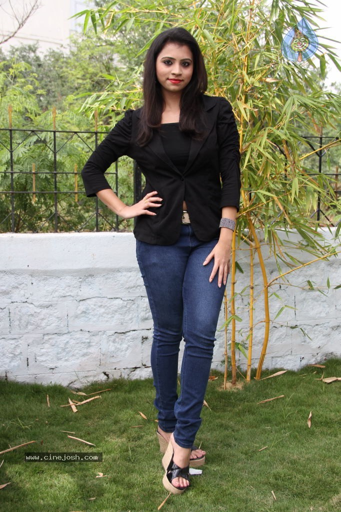 Priyanka New Stills - 16 / 64 photos