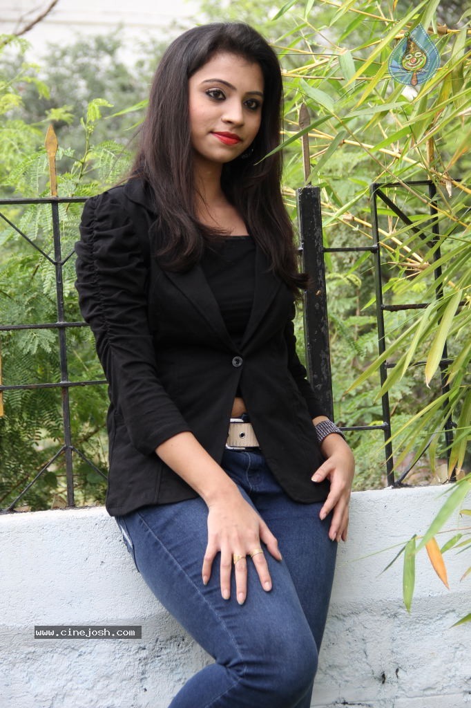 Priyanka New Stills - 17 / 64 photos