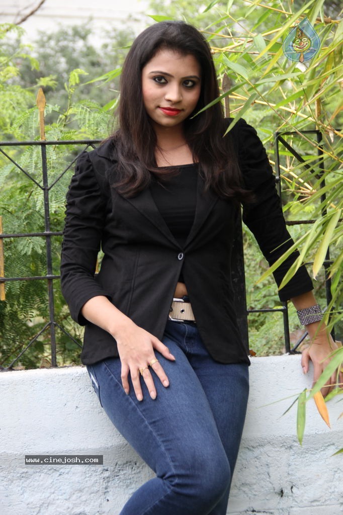 Priyanka New Stills - 20 / 64 photos