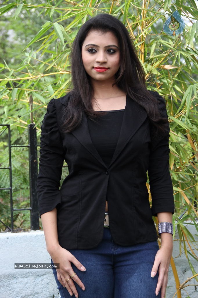 Priyanka New Stills - 23 / 64 photos