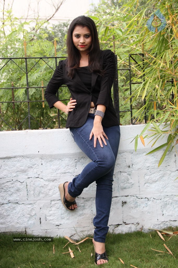 Priyanka New Stills - 24 / 64 photos