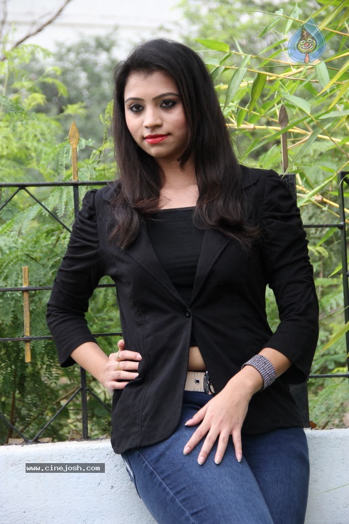 Priyanka New Stills - 26 / 64 photos