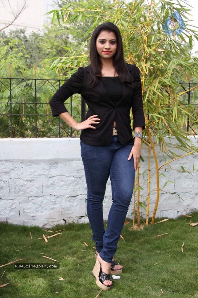 Priyanka New Stills - 31 / 64 photos