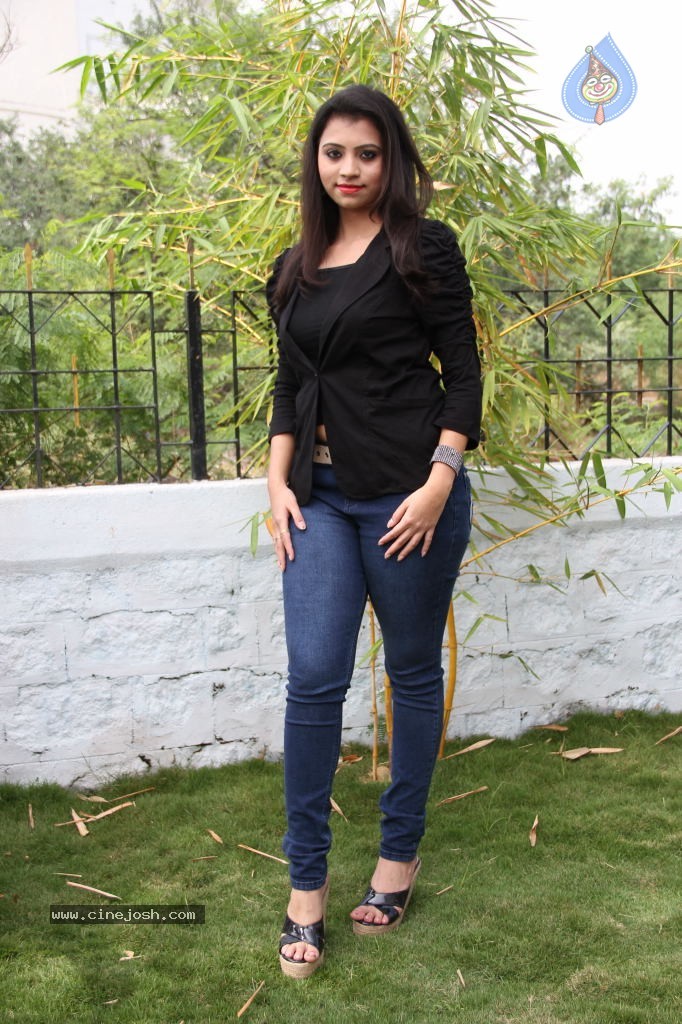 Priyanka New Stills - 35 / 64 photos