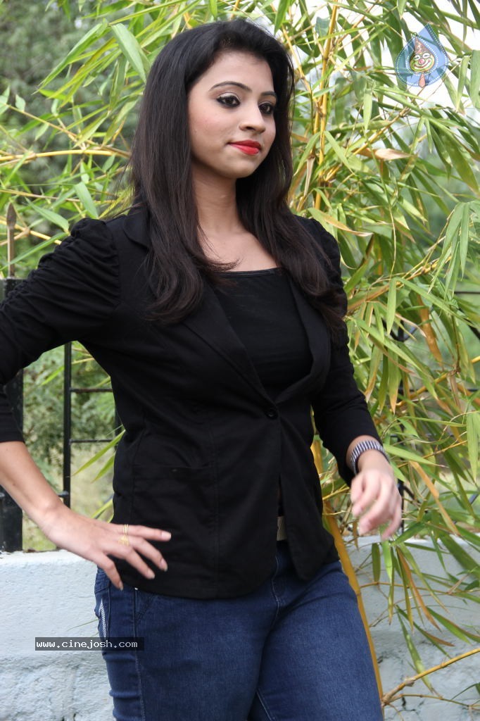 Priyanka New Stills - 36 / 64 photos