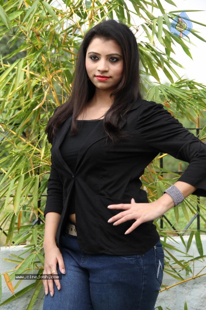 Priyanka New Stills - 40 / 64 photos