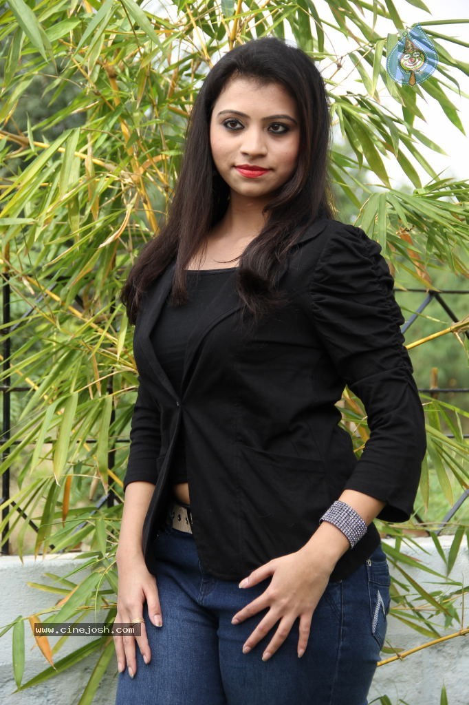 Priyanka New Stills - 44 / 64 photos