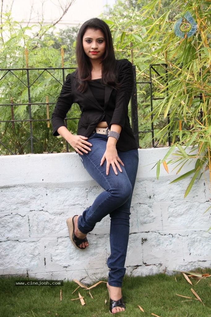 Priyanka New Stills - 50 / 64 photos