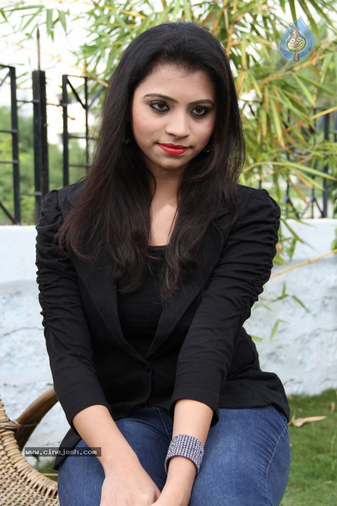 Priyanka New Stills - 60 / 64 photos