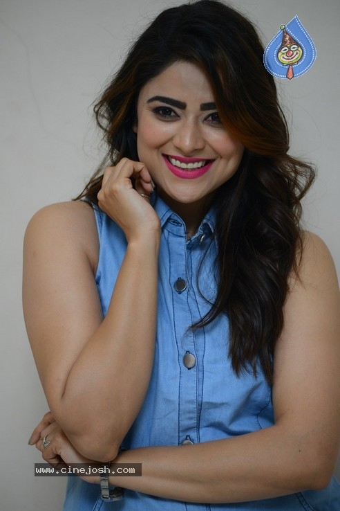 Priyanka Sharma Stills - 13 / 42 photos