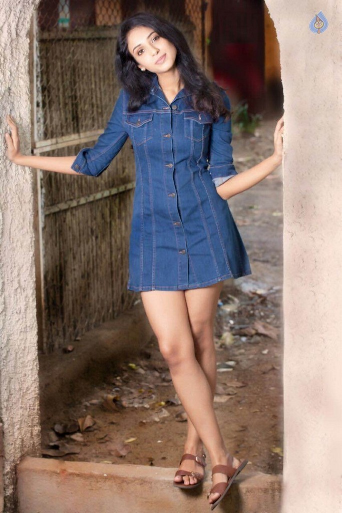 Priyashri New Photos - 4 / 17 photos