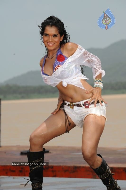 Puja Hot Pics - 53 / 100 photos