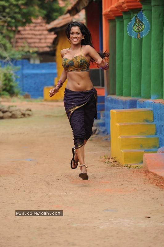 Puja Hot Pics - 89 / 100 photos