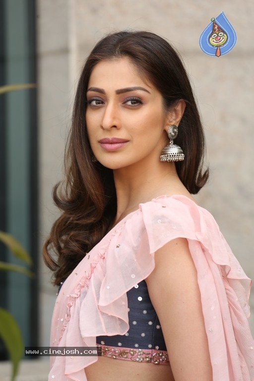 Raai Laxmi Photos - 8 / 31 photos