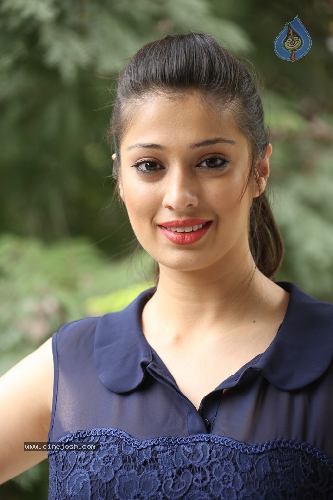 Raai Laxmi Stills - 97 / 152 photos