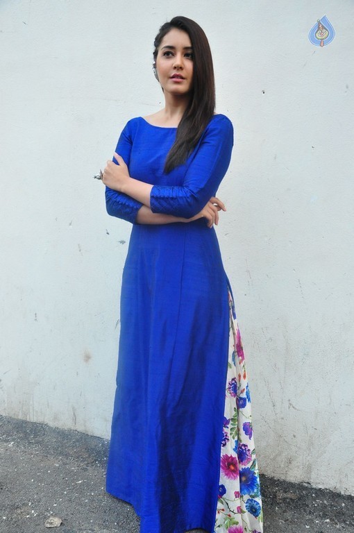 Raashi Khanna Gallery - 5 / 35 photos