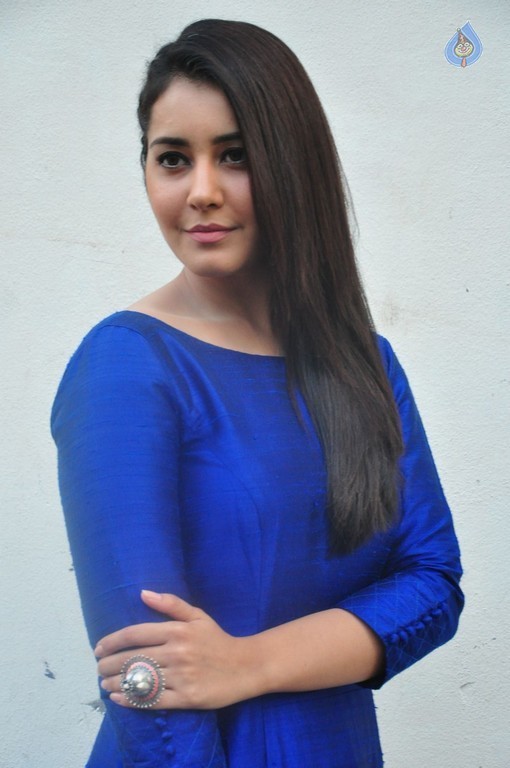 Raashi Khanna Gallery - 8 / 35 photos