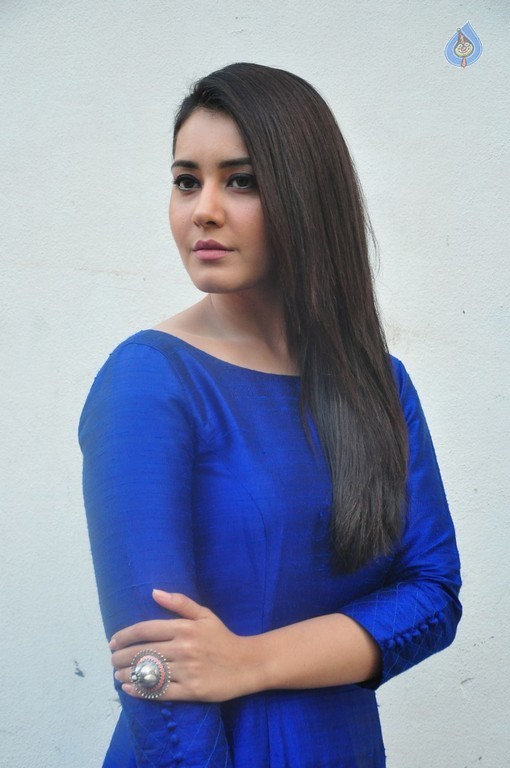 Raashi Khanna Gallery - 19 / 35 photos