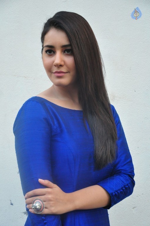 Raashi Khanna Gallery - 35 / 35 photos