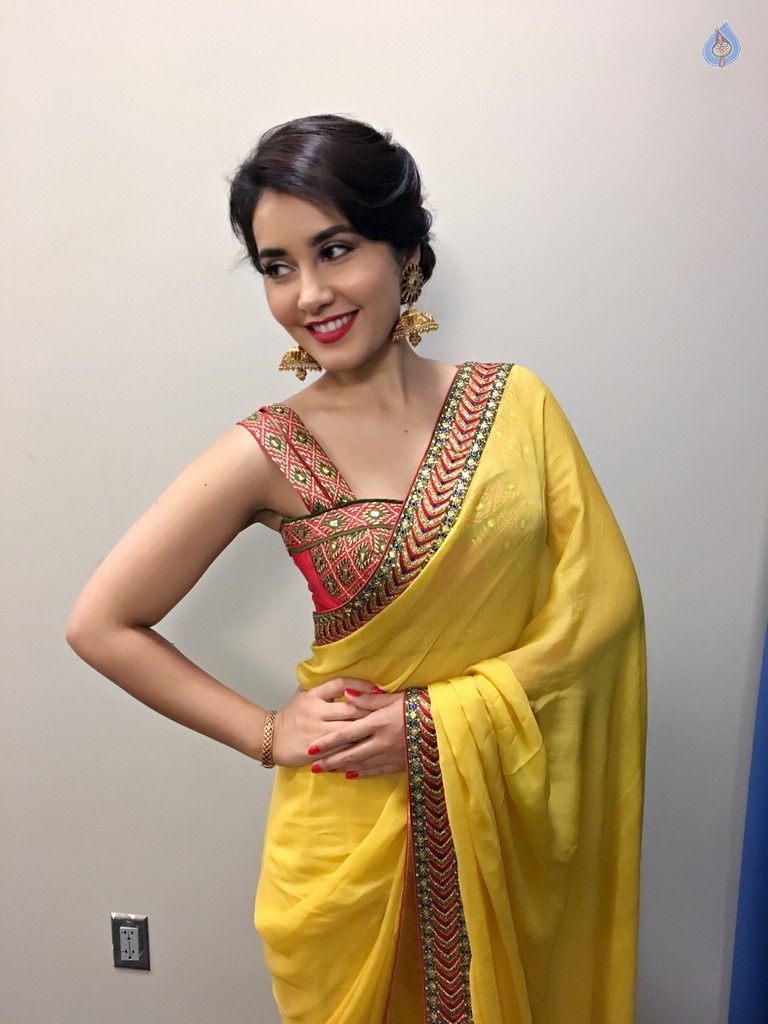 Raashi Khanna Gallery - 1 / 20 photos