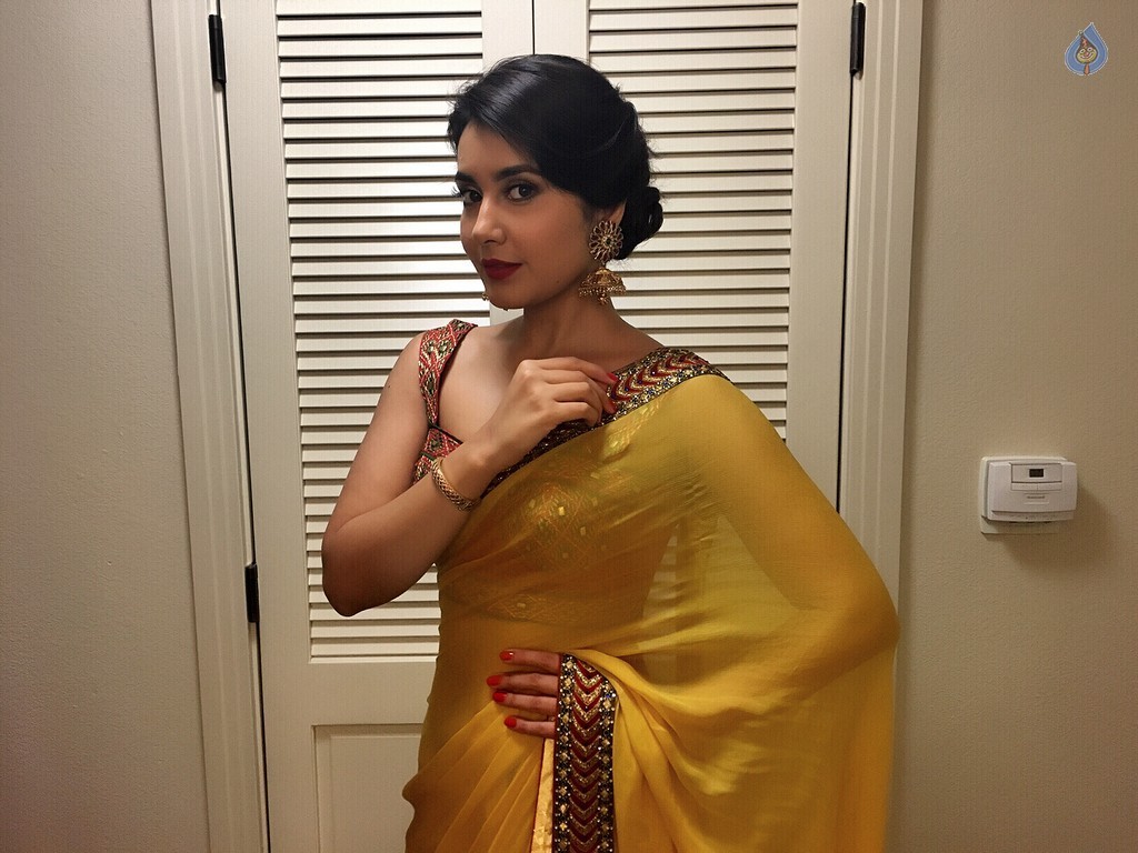 Raashi Khanna Gallery - 2 / 20 photos