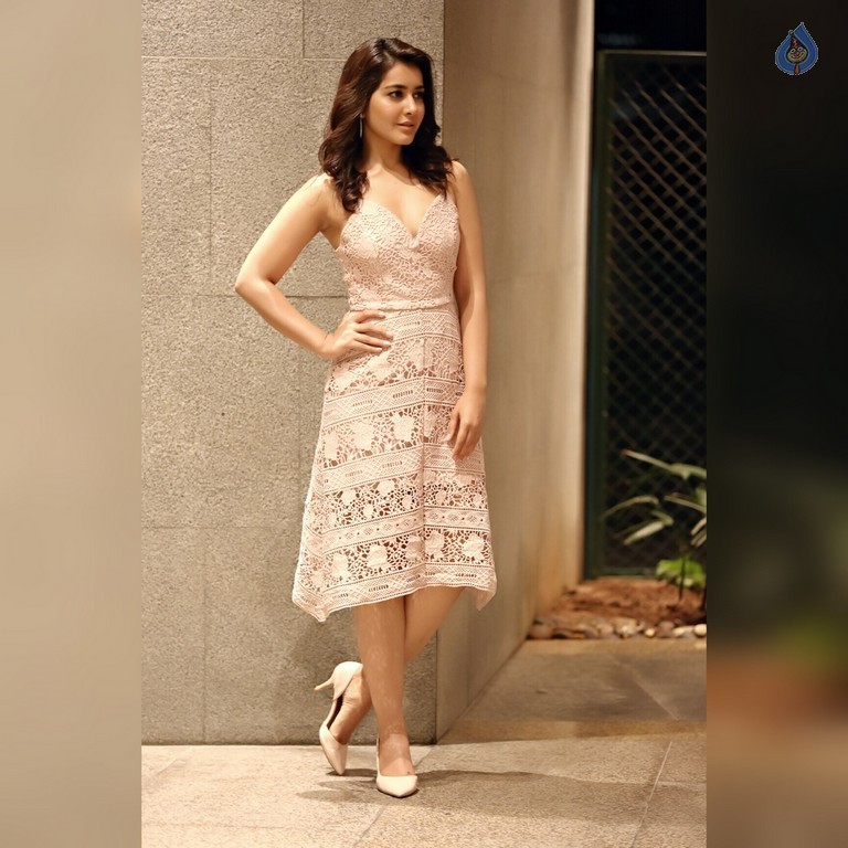 Raashi Khanna Gallery - 7 / 7 photos