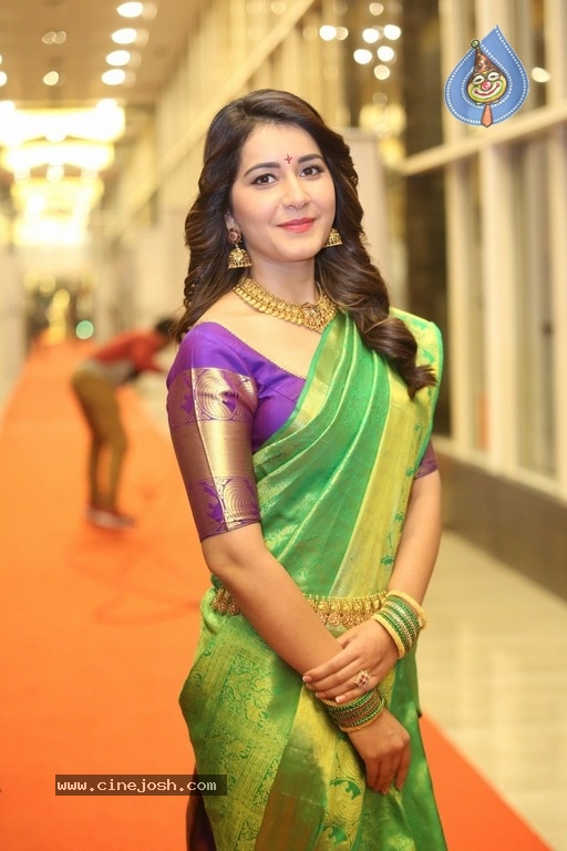 Raashi Khanna Gallery - 5 / 38 photos