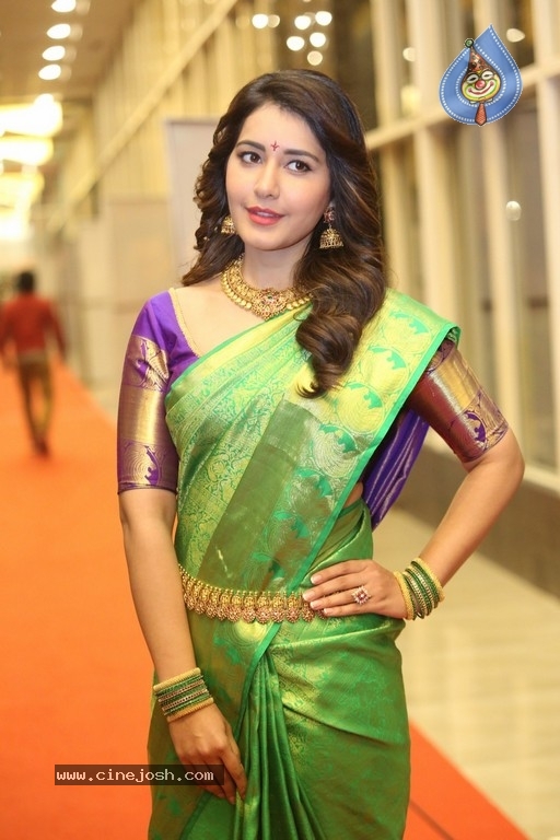 Raashi Khanna Gallery - 15 / 38 photos