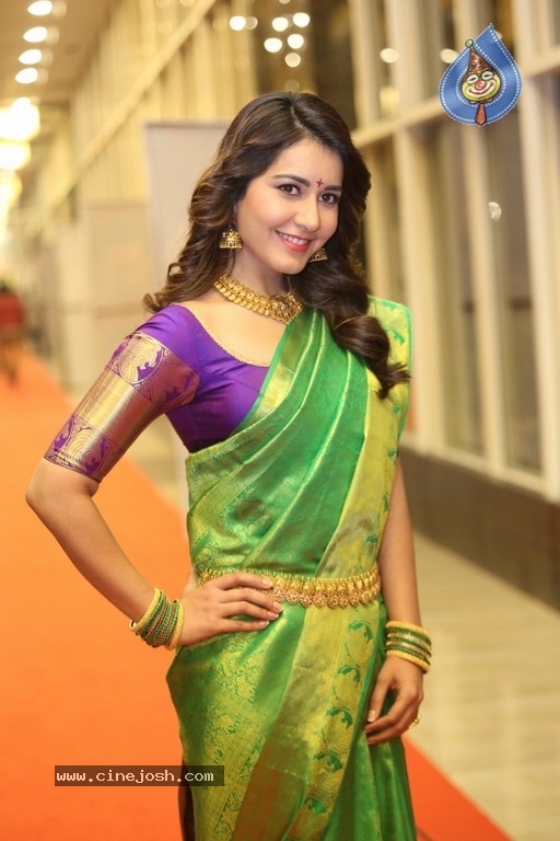 Raashi Khanna Gallery - 23 / 38 photos