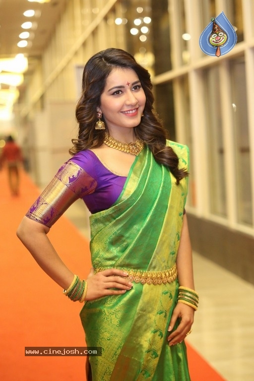 Raashi Khanna Gallery - 26 / 38 photos