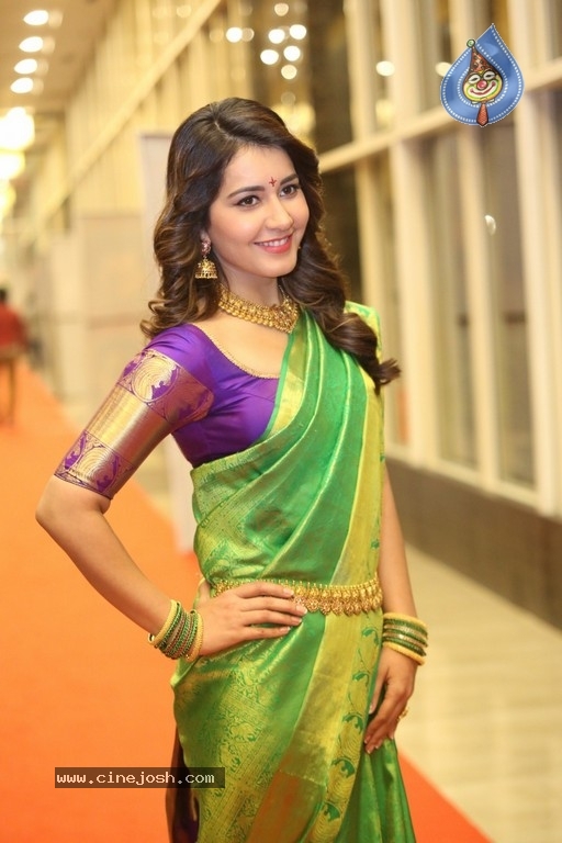 Raashi Khanna Gallery - 27 / 38 photos